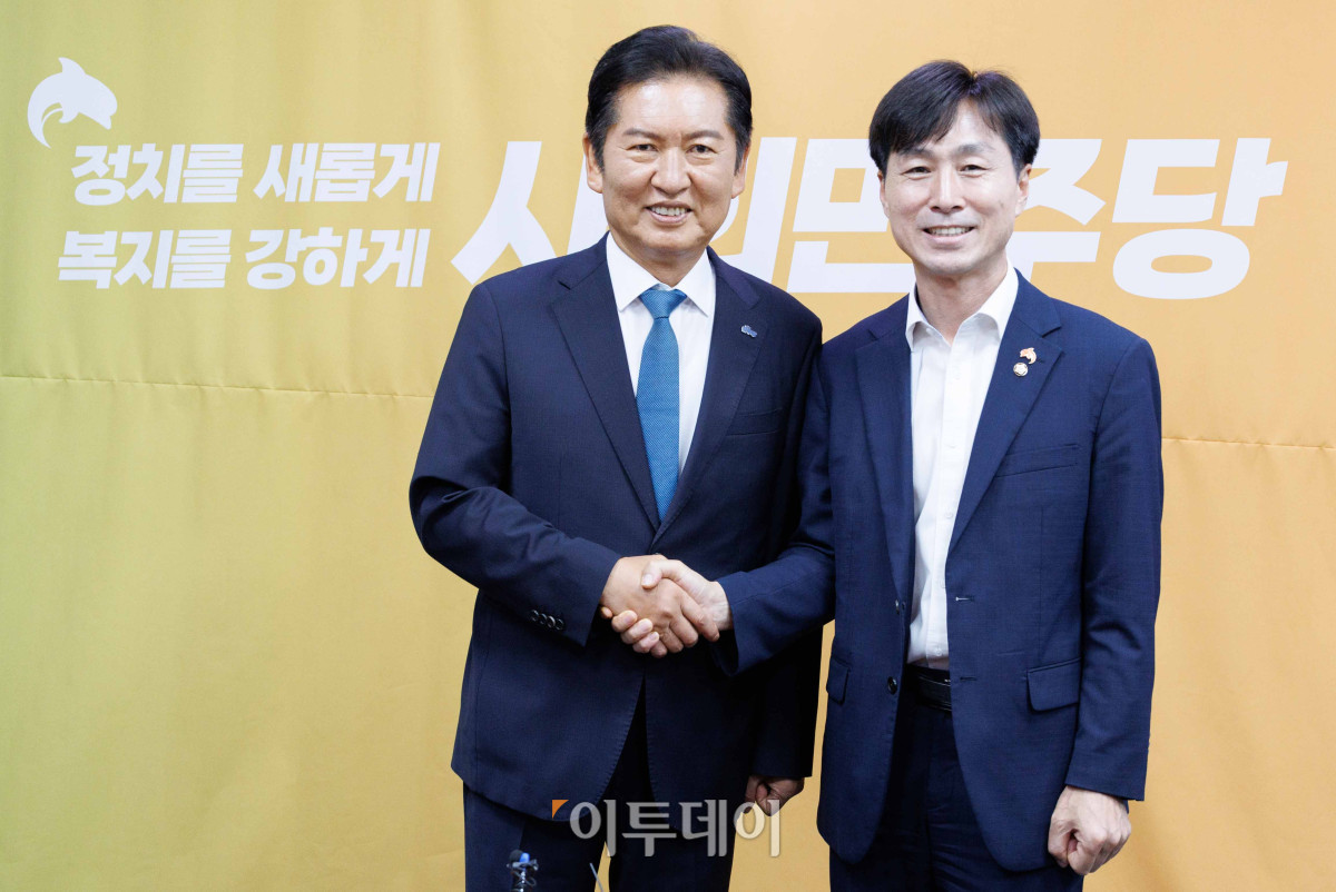 ▲정청래 더불어민주당 대표가 5일 서울 여의도 국회 의원회관에서 한창민 사회민주당 대표를 예방해 기념촬영을 하고 있다. 조현호 기자 hyunho@