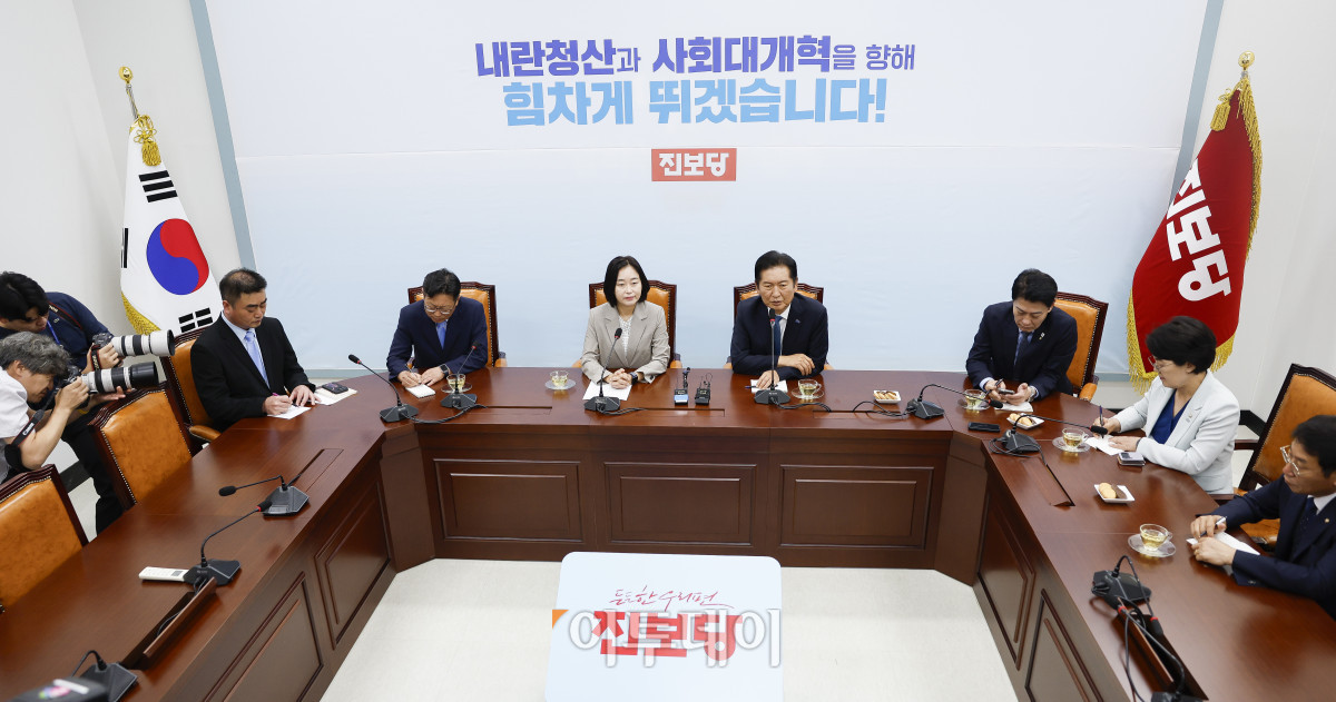 ▲정청래 더불어민주당 대표와 김재연 진보당 상임대표가 5일 서울 여의도 국회에서 만나 대화를 하고 있다. 조현호 기자 hyunho@