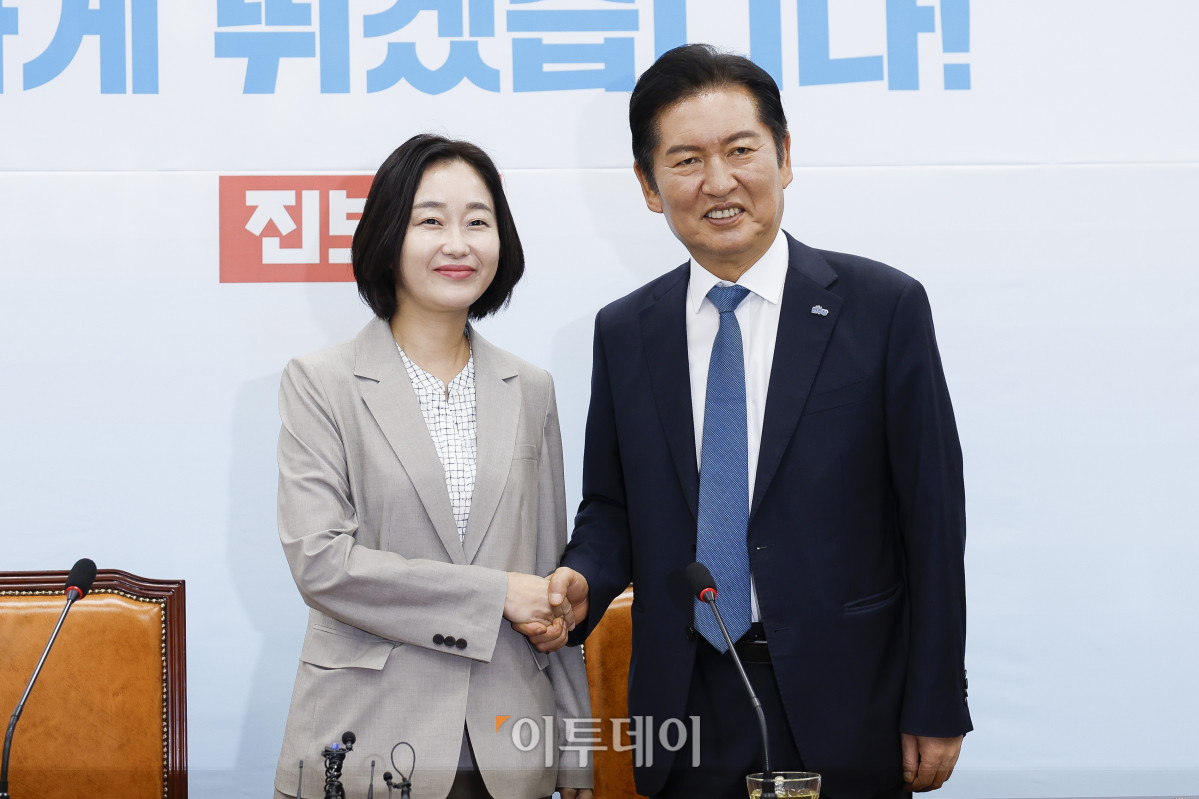 ▲정청래 더불어민주당 대표가 5일 서울 여의도 국회에서 김재연 진보당 상임대표를 예방해 기념촬영을 하고 있다. 조현호 기자 hyunho@