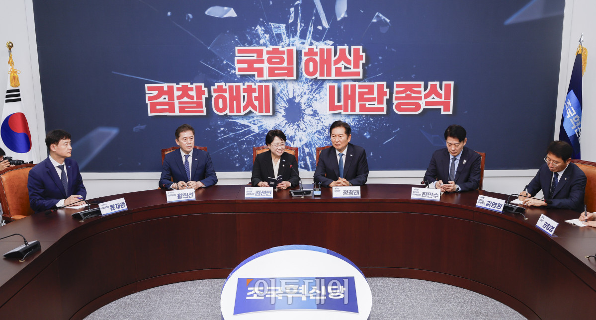 ▲정청래 더불어민주당 대표와 김선민 조국혁신당 대표 권한대행이 5일 서울 여의도 국회에서 만나 대화를 하고 있다. 조현호 기자 hyunho@