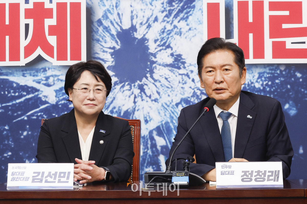 ▲정청래 더불어민주당 대표와 김선민 조국혁신당 대표 권한대행이 5일 서울 여의도 국회에서 만나 대화를 하고 있다. 조현호 기자 hyunho@