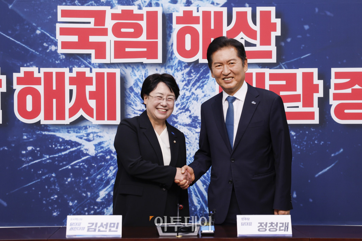 ▲정청래 더불어민주당 대표가 5일 서울 여의도 국회에서 김선민 조국혁신당 대표 권한대행을 예방해 기념촬영을 하고 있다. 조현호 기자 hyunho@