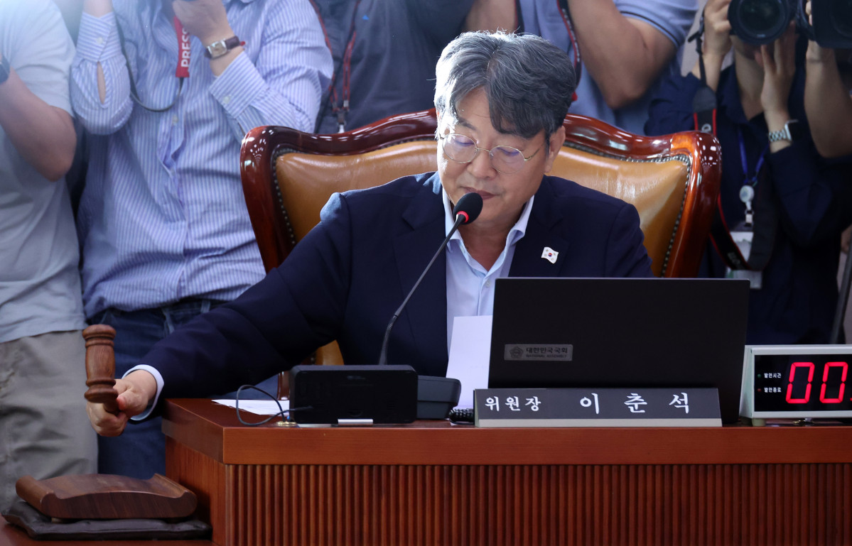 ▲이춘석 국회 법제사법위원회 위원장이 1일 서울 여의도 국회에서 열린 전체회의에서 의사봉을 두드리고 있다. 2025.08.01.  (뉴시스)