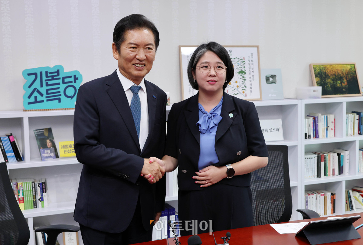 ▲정청래 더불어민주당 대표가 5일 서울 여의도 국회 의원회관에서 용혜인 기본소득당 대표를 예방해 기념촬영을 하고 있다. 조현호 기자 hyunho@