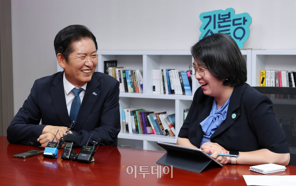 ▲정청래 더불어민주당 신임 대표가 5일 서울 여의도 국회 의원회관에서 용혜인 기본소득당 대표와 만나 대화하고 있다. 조현호 기자 hyunho@