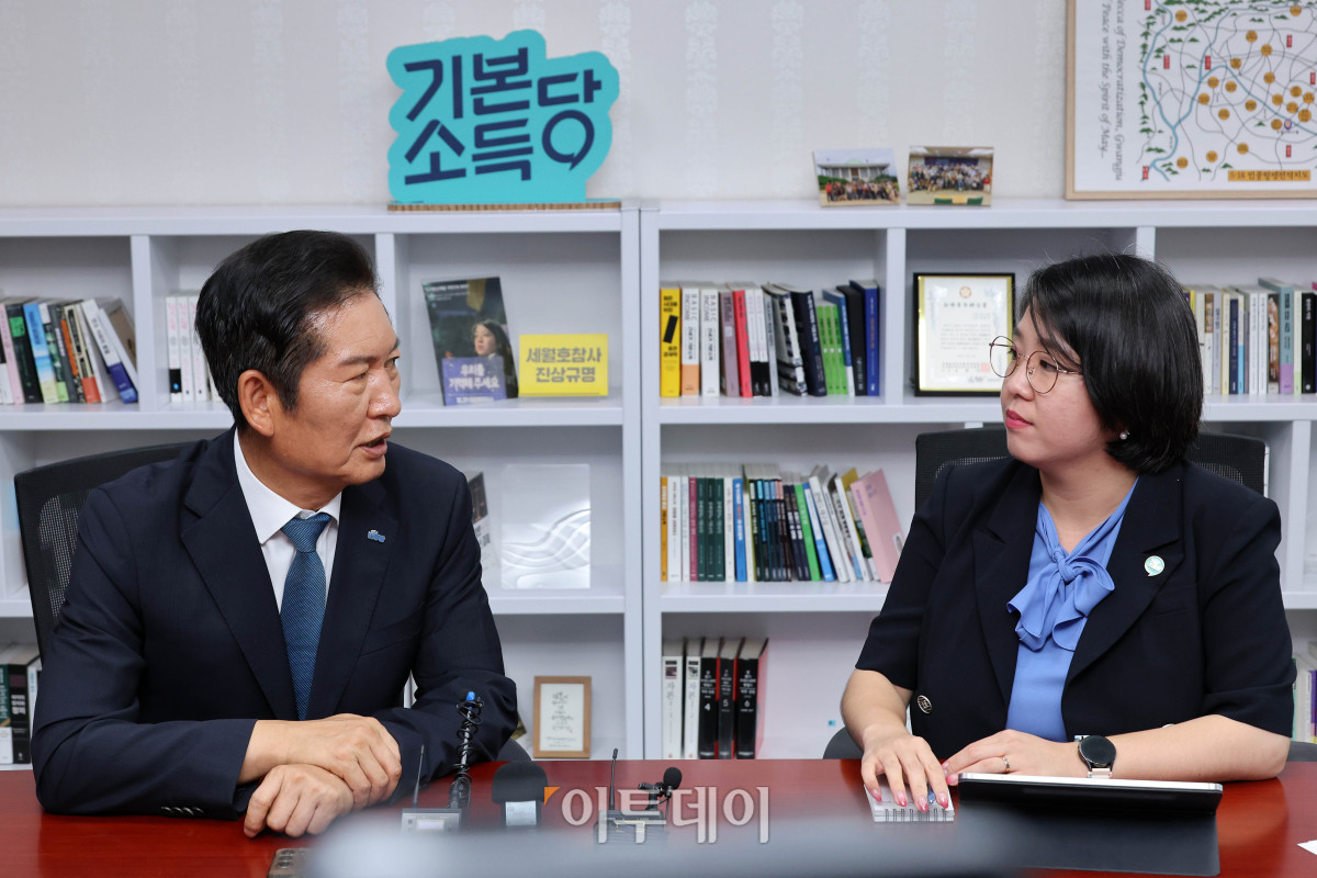 ▲정청래 더불어민주당 신임 대표가 5일 서울 여의도 국회 의원회관에서 용혜인 기본소득당 대표와 만나 대화하고 있다. 조현호 기자 hyunho@