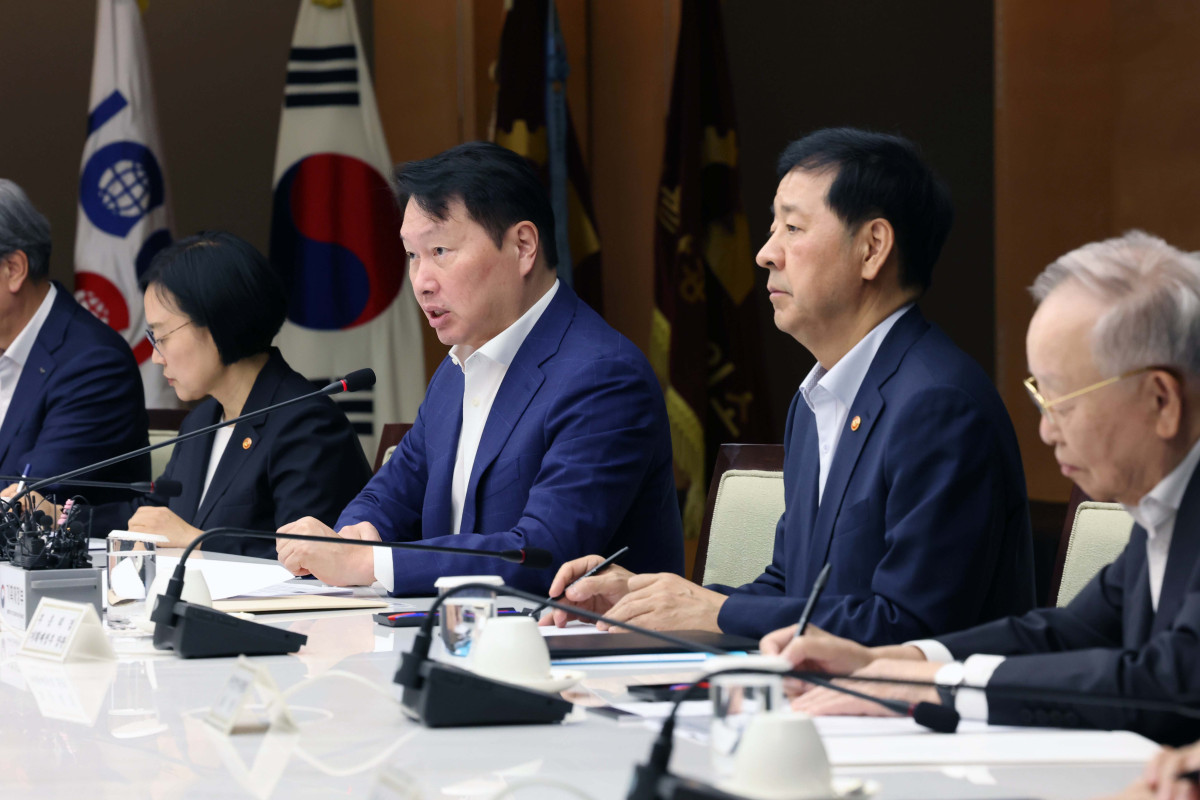 ▲최태원 대한상공회의소 회장이 5일 서울 중구 대한상공회의소에서 열린 ‘성장전략 TF 1차 회의’에서 모두발언을 하고 있다. 신태현 기자 holjjak@