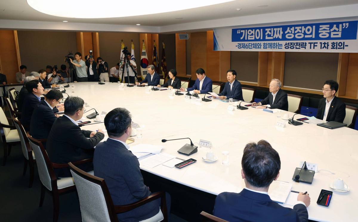 ▲구윤철 부총리 겸 기획재정부 장관이 5일 서울 중구 대한상공회의소에서 열린 ‘성장전략 TF 1차 회의’에서 모두발언을 하고 있다. 신태현 기자 holjjak@