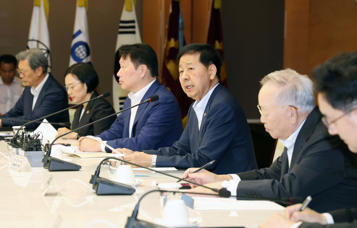 ▲구윤철 부총리 겸 기획재정부 장관이 5일 서울 중구 대한상공회의소에서 열린 ‘성장전략 TF 1차 회의’에서 모두발언을 하고 있다. 신태현 기자 holjjak@