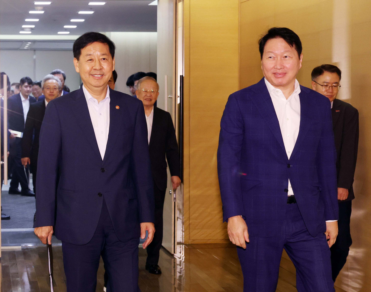 ▲구윤철(왼쪽) 부총리 겸 기획재정부 장관과 최태원 대한상공회의소 회장이 5일 서울 중구 대한상공회의소에서 열린 ‘성장전략 TF 1차 회의’에 참석하고 있다. 신태현 기자 holjjak@