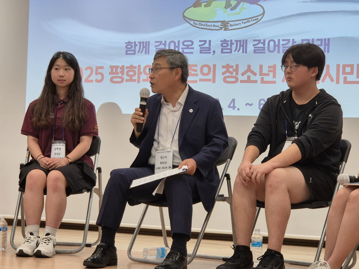 ▲정근식 서울시교육감이 5일 서울 서초구 서초문화예술정보학교에서 열린 ‘2025 평화와 공존의 청소년 세계시민 캠프’에서 학생들과 토크콘서트를 진행하고 있다.  (강문정 기자 kangmj@)