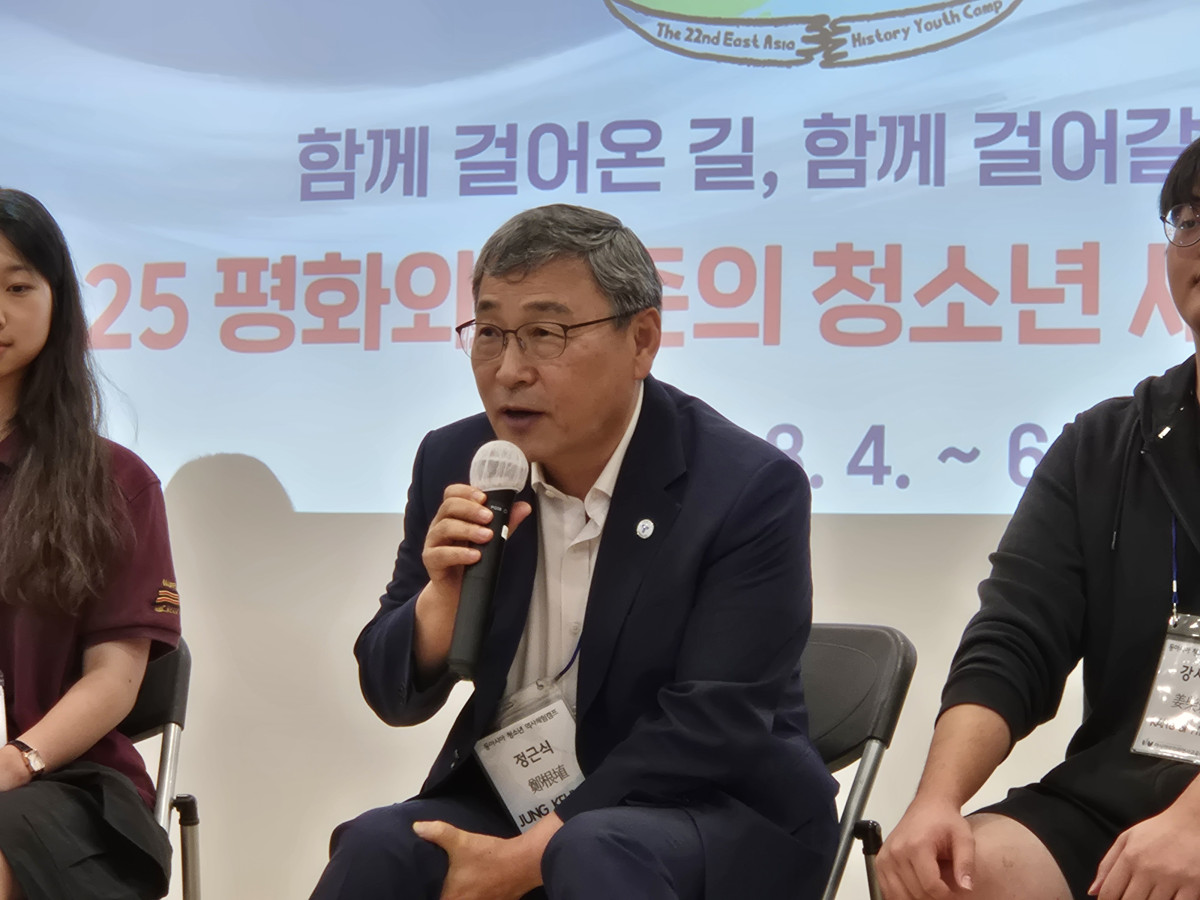 ▲정근식 서울시교육감이 5일 서울 서초구 서초문화예술정보학교에서 열린 ‘2025 평화와 공존의 청소년 세계시민 캠프’에서 학생들과 토크콘서트를 진행하고 있다.  (강문정 기자 kangmj@)