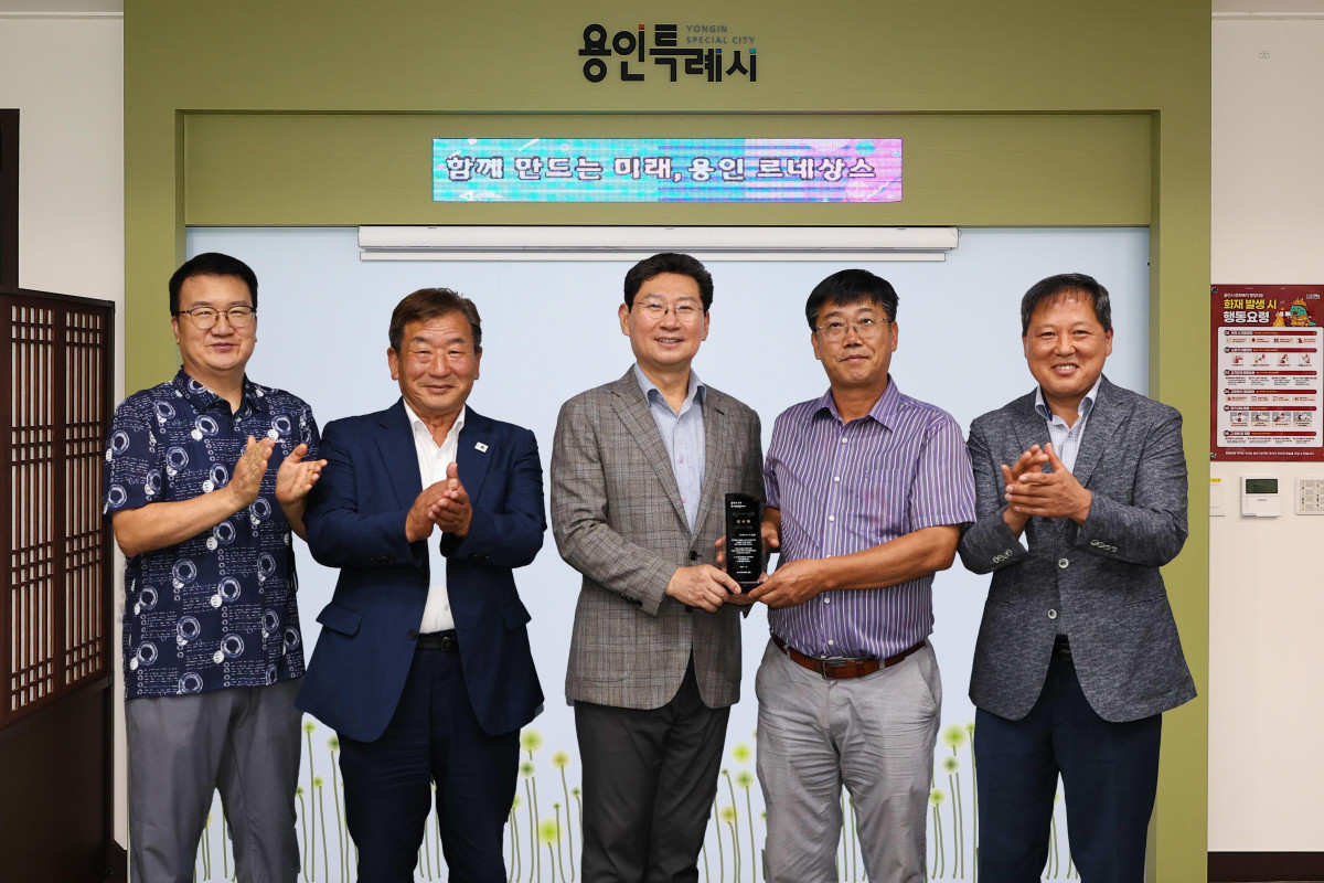 ▲이상일 용인특례시장이 남사화훼작목회 회원들로부터 감사패 받고 기념사진을 찍었다. (김재학 기자)