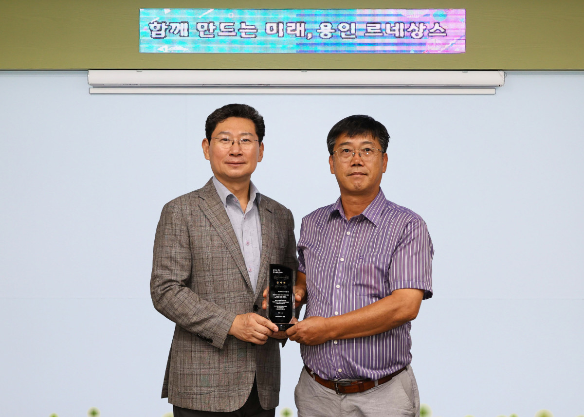 ▲이상일 용인특례시장이 남사화훼작목회 회원들로부터 감사패 받고 기념사진을 찍었다. (김재학 기자)