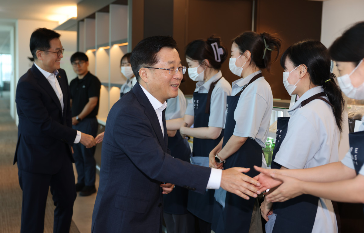▲한화생명 신임 각자 대표이사인 권혁웅 부회장(가운데)과 이경근 사장(왼쪽)이 부임 후 첫 활동으로, 임직원들과의 소통을 위해 각 부서를 직접 찾아 인사하며 악수를 하고 있다. (사진제공=한화생명)