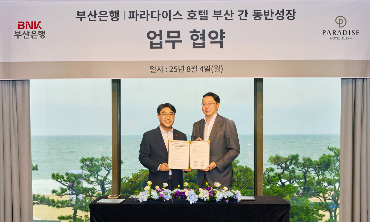 ▲BNK부산은행(은행장 방성빈)은 지난 4일(월), 파라다이스호텔부산과 ‘동반성장을 위한 업무협약’을 체결하고, 지역사회 발전과 고객중심 서비스 강화를 위해 적극 협력하기로 했다.(사진 왼쪽부터 BNK부산은행 방성빈 은행장, 파라다이스호텔부산 최종환 대표이사) (사진제공=BNK부산은행 )