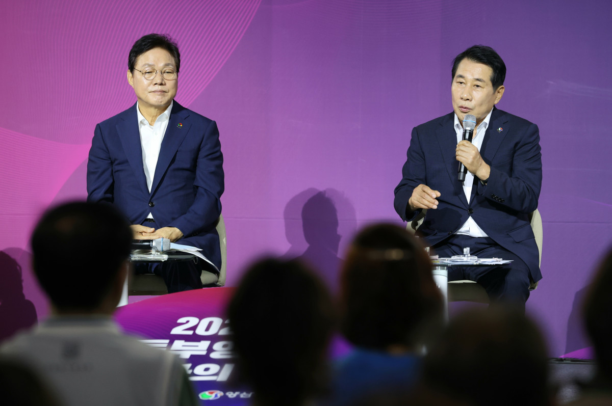 ▲박완수 도지사와 나동연양산시장이 시민과의 대화를 듣고 있다.  (사진제공=양산시청 )