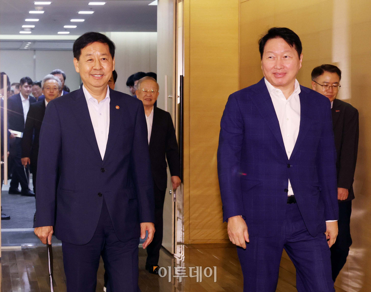 ▲구윤철(왼쪽) 부총리 겸 기획재정부 장관과 최태원 대한상공회의소 회장이 5일 서울 중구 대한상공회의소에서 열린 ‘성장전략 TF 1차 회의’에 참석하고 있다. (신태현 기자 holjjak@)