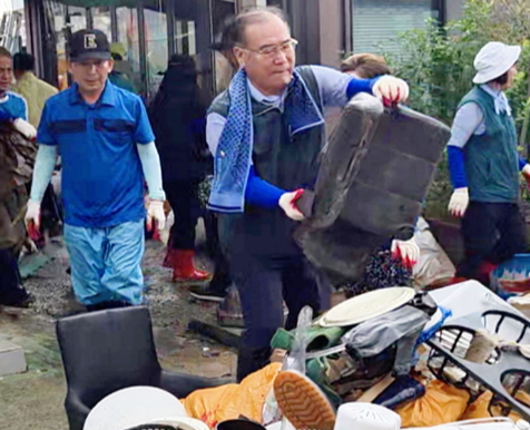 ▲5일 이개호 의원이 함평읍 수해복구 봉사활동을 하고 있다 (사진제공=이개호 국회 사무실)