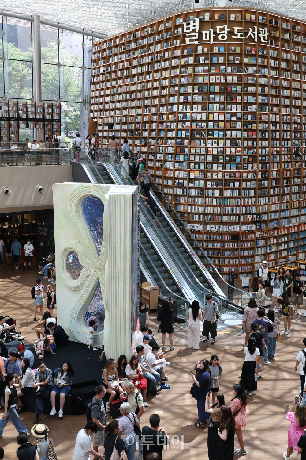 ▲전국에 폭염특보가 내려진 5일 서울 강남구 삼성동 스타필드 코엑스몰 별마당 도서관에서 관광객들과 시민들이 더위를 피하고 있다. 기상청에 따르면 일부 중부내륙과 남부지방에는 소나기가 내릴 예정이며 당분간 기온은 평년과 비슷하거나 조금 높을 전망이다.고이란 기자 photoeran@ 