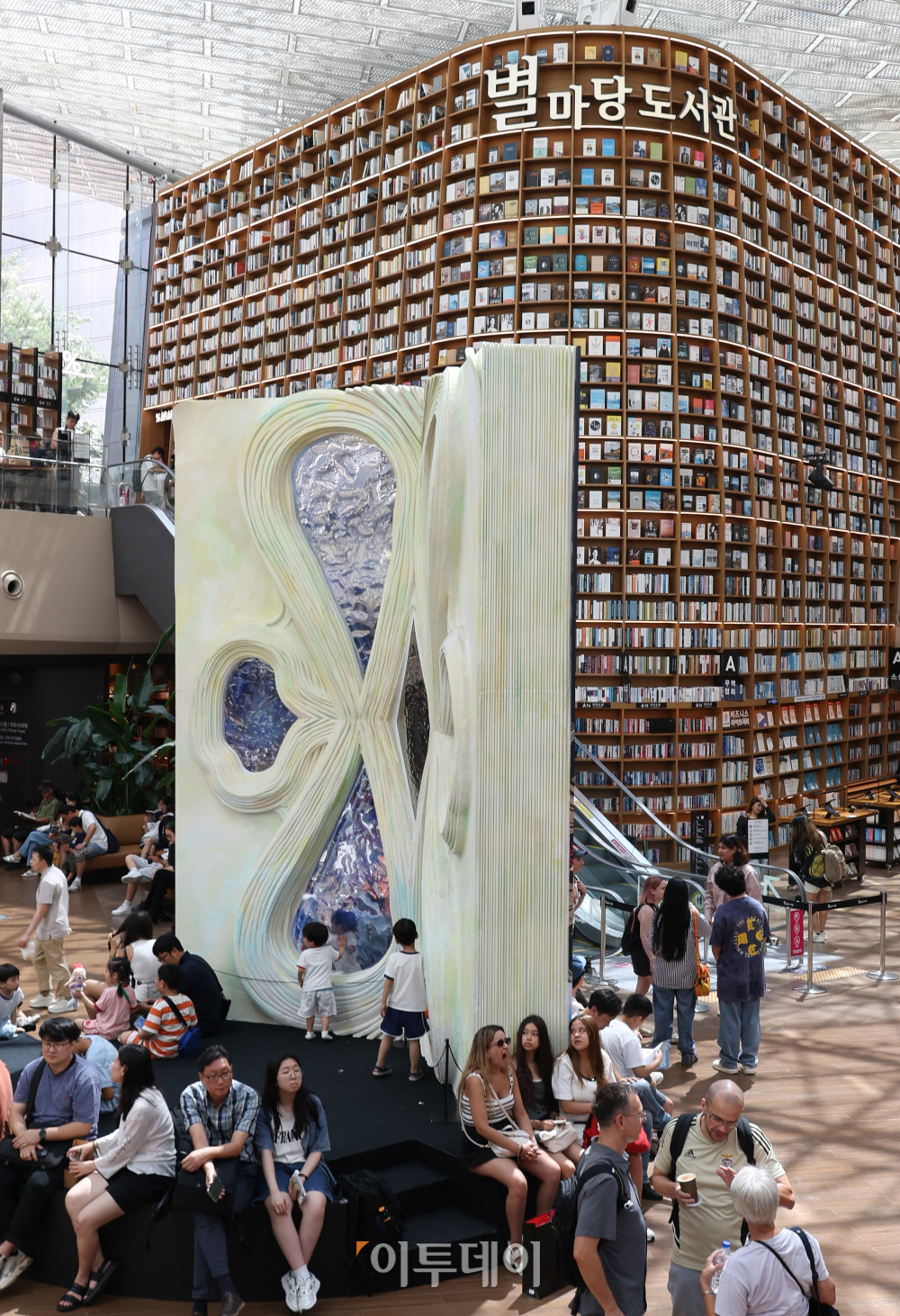 ▲전국에 폭염특보가 내려진 5일 서울 강남구 삼성동 스타필드 코엑스몰 별마당 도서관에서 관광객들과 시민들이 더위를 피하고 있다. 기상청에 따르면 일부 중부내륙과 남부지방에는 소나기가 내릴 예정이며 당분간 기온은 평년과 비슷하거나 조금 높을 전망이다.고이란 기자 photoeran@ 