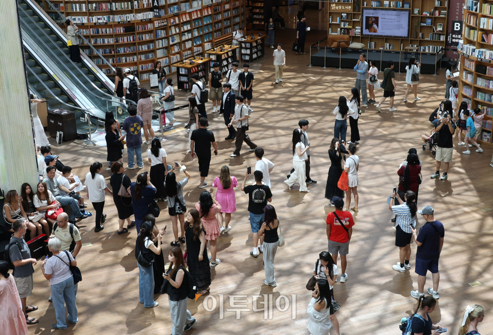 ▲전국에 폭염특보가 내려진 5일 서울 강남구 삼성동 스타필드 코엑스몰 별마당 도서관에서 관광객들과 시민들이 더위를 피하고 있다. 기상청에 따르면 일부 중부내륙과 남부지방에는 소나기가 내릴 예정이며 당분간 기온은 평년과 비슷하거나 조금 높을 전망이다.고이란 기자 photoeran@ 