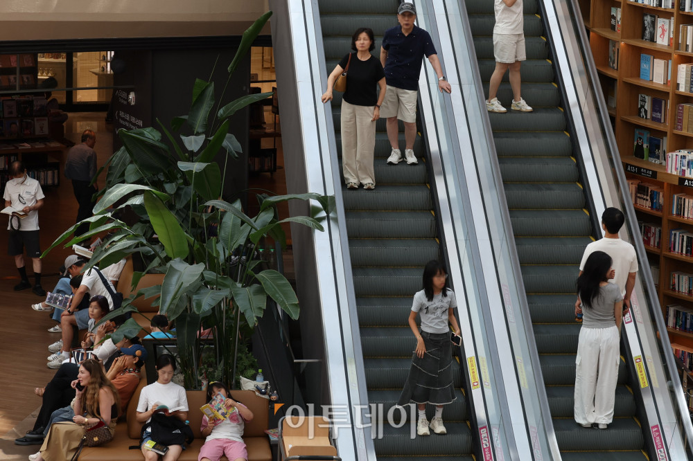 ▲전국에 폭염특보가 내려진 5일 서울 강남구 삼성동 스타필드 코엑스몰 별마당 도서관에서 관광객들과 시민들이 더위를 피하고 있다. 기상청에 따르면 일부 중부내륙과 남부지방에는 소나기가 내릴 예정이며 당분간 기온은 평년과 비슷하거나 조금 높을 전망이다.고이란 기자 photoeran@ 