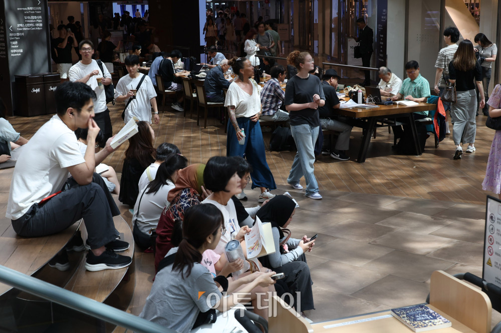 ▲전국에 폭염특보가 내려진 5일 서울 강남구 삼성동 스타필드 코엑스몰 별마당 도서관에서 관광객들과 시민들이 더위를 피하고 있다. 기상청에 따르면 일부 중부내륙과 남부지방에는 소나기가 내릴 예정이며 당분간 기온은 평년과 비슷하거나 조금 높을 전망이다.고이란 기자 photoeran@ 