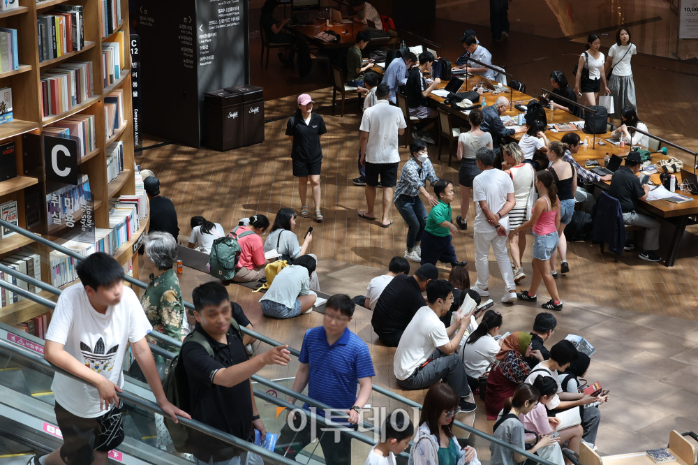 ▲전국에 폭염특보가 내려진 5일 서울 강남구 삼성동 스타필드 코엑스몰 별마당 도서관에서 관광객들과 시민들이 더위를 피하고 있다. 기상청에 따르면 일부 중부내륙과 남부지방에는 소나기가 내릴 예정이며 당분간 기온은 평년과 비슷하거나 조금 높을 전망이다.고이란 기자 photoeran@ 