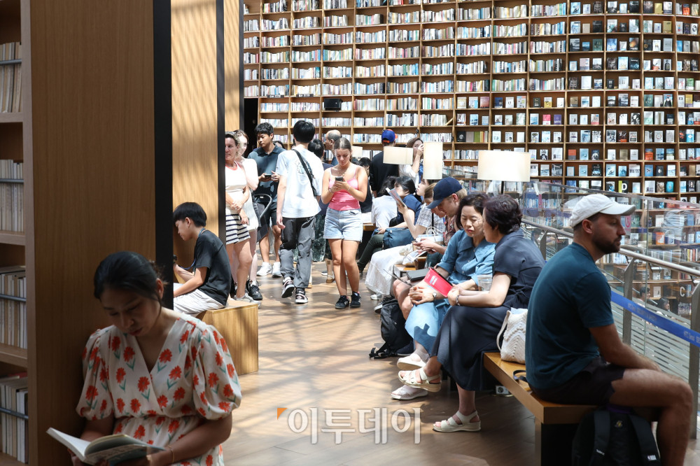 ▲전국에 폭염특보가 내려진 5일 서울 강남구 삼성동 스타필드 코엑스몰 별마당 도서관에서 관광객들과 시민들이 더위를 피하고 있다. 기상청에 따르면 일부 중부내륙과 남부지방에는 소나기가 내릴 예정이며 당분간 기온은 평년과 비슷하거나 조금 높을 전망이다.고이란 기자 photoeran@ 