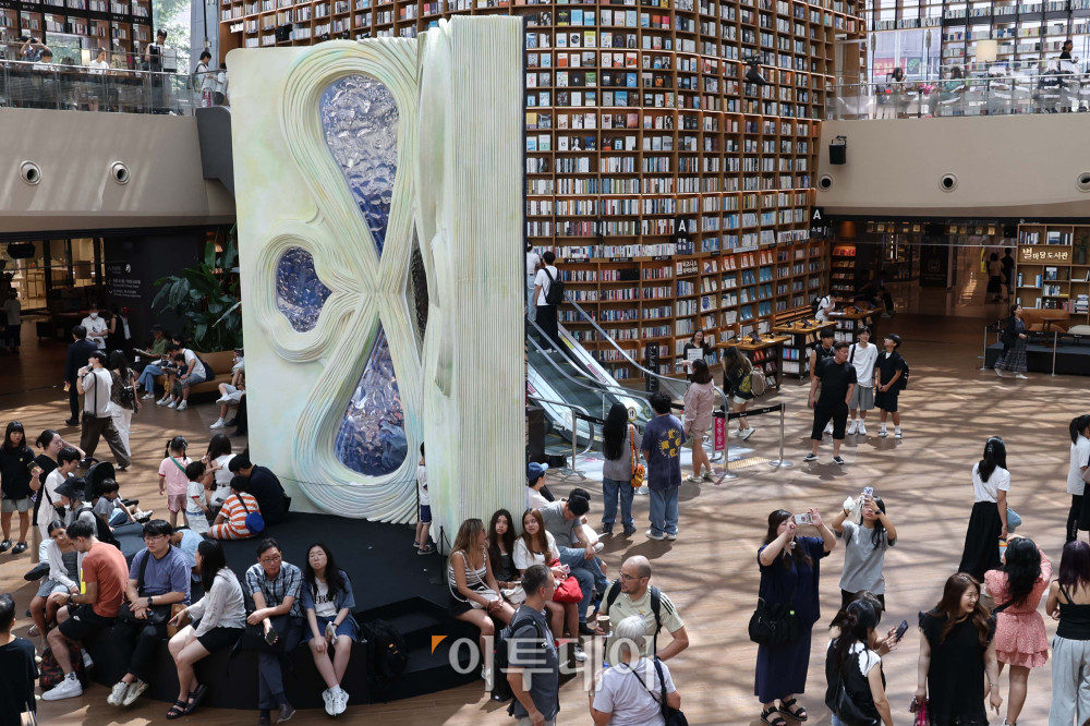 ▲전국에 폭염특보가 내려진 5일 서울 강남구 삼성동 스타필드 코엑스몰 별마당 도서관에서 관광객들과 시민들이 더위를 피하고 있다. 기상청에 따르면 일부 중부내륙과 남부지방에는 소나기가 내릴 예정이며 당분간 기온은 평년과 비슷하거나 조금 높을 전망이다.고이란 기자 photoeran@ 