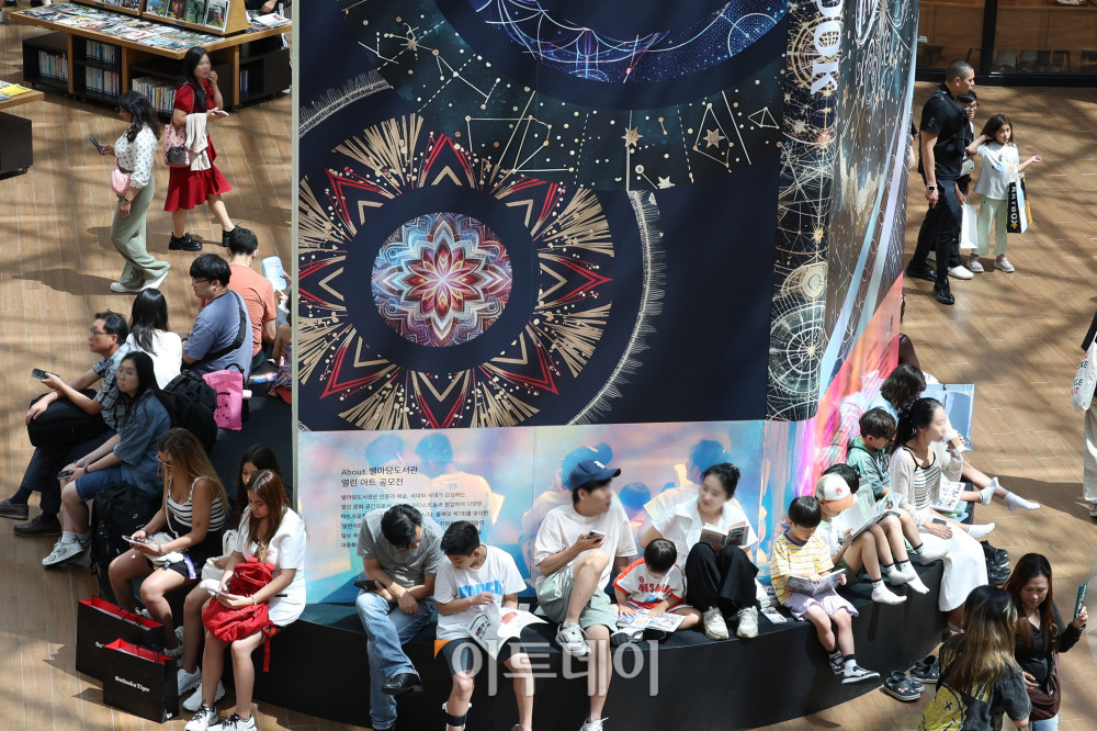 ▲전국에 폭염특보가 내려진 5일 서울 강남구 삼성동 스타필드 코엑스몰 별마당 도서관에서 관광객들과 시민들이 더위를 피하고 있다. 기상청에 따르면 일부 중부내륙과 남부지방에는 소나기가 내릴 예정이며 당분간 기온은 평년과 비슷하거나 조금 높을 전망이다.고이란 기자 photoeran@ 