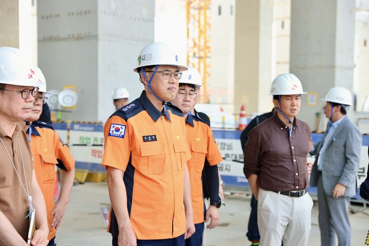 ▲김재병 경기도소방재난본부장이 5일 용인시 SK하이닉스 반도체클러스터 건설 현장에서 소방관들과 함께 현장 안전관리 실태를 점검하고 있다. (경기도소방재난본부 )