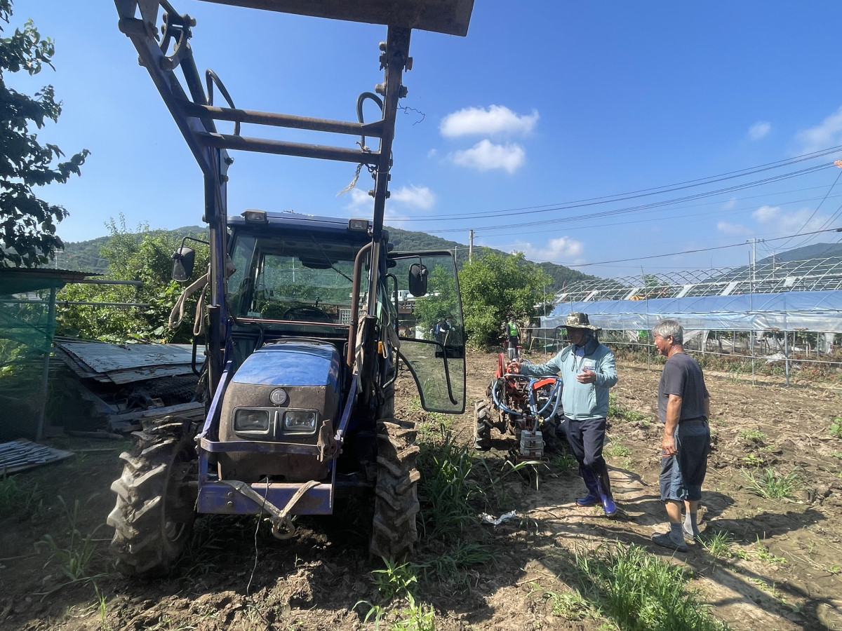 ▲경기농협 정비요원들이 포천 수해현장에서 침수된 트랙터를 점검하고 있다. (경기농협)