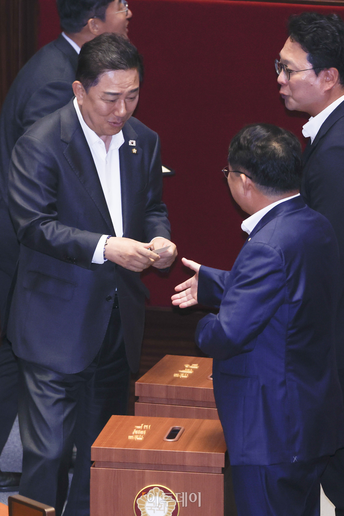 ▲김병기 더불어민주당 원내대표 등 의원들이 5일 서울 여의도 국회 본회의에서 방송법 일부개정법률안 관련 필리버스터 종결 동의를 표결하는 투표를 하고 있다. 조현호 기자 hyunho@