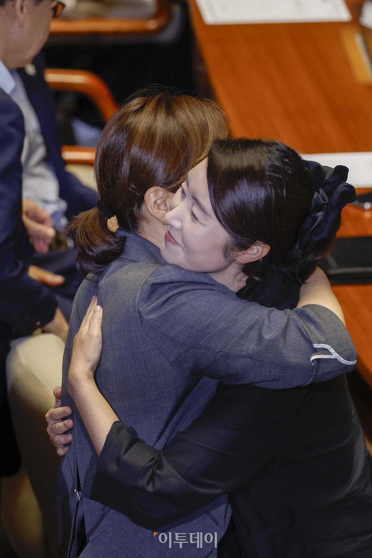 ▲강선우 더불어민주당 의원이 5일 서울 여의도 국회 본회의에서 방송법 일부개정법률안 관련 필리버스터 종결 동의를 표결하는 투표를 한 뒤 자리로 향하며 의원들과 인사하고 있다. 조현호 기자 hyunho@