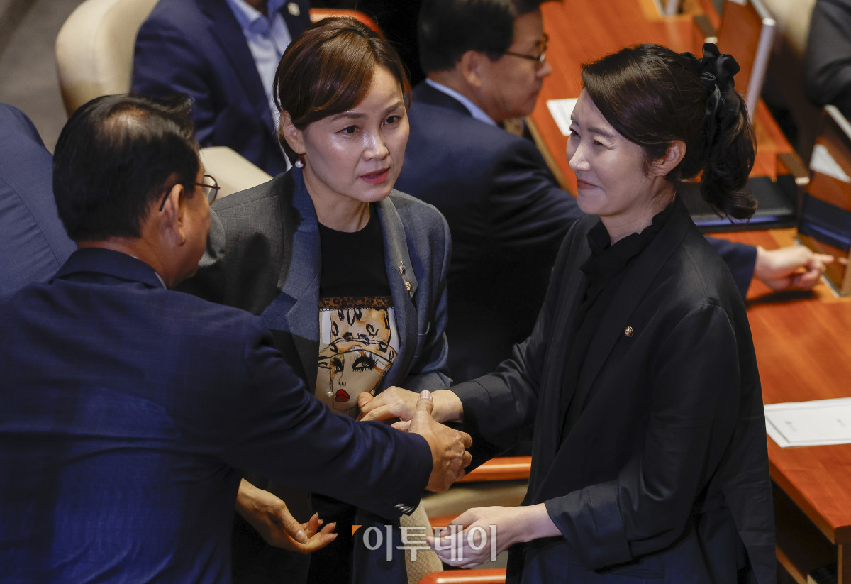 ▲강선우 더불어민주당 의원이 5일 서울 여의도 국회 본회의에서 방송법 일부개정법률안 관련 필리버스터 종결 동의를 표결하는 투표를 한 뒤 자리로 향하며 의원들과 인사하고 있다. 조현호 기자 hyunho@