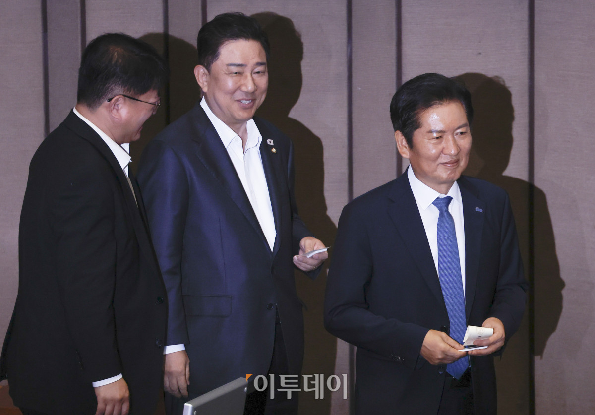 ▲더불어민주당 정청래 대표, 김병기 원내대표 등 의원들이 5일 서울 여의도 국회 본회의에서 방송법 일부개정법률안 관련 필리버스터 종결 동의를 표결하는 투표를 하고 있다. 조현호 기자 hyunho@