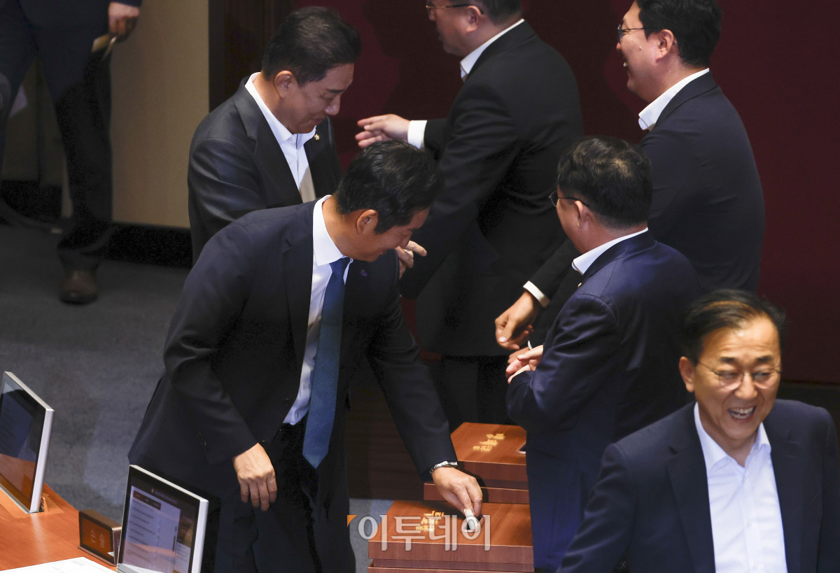 ▲더불어민주당 정청래 대표, 김병기 원내대표 등 의원들이 5일 서울 여의도 국회 본회의에서 방송법 일부개정법률안 관련 필리버스터 종결 동의를 표결하는 투표를 하고 있다. 조현호 기자 hyunho@