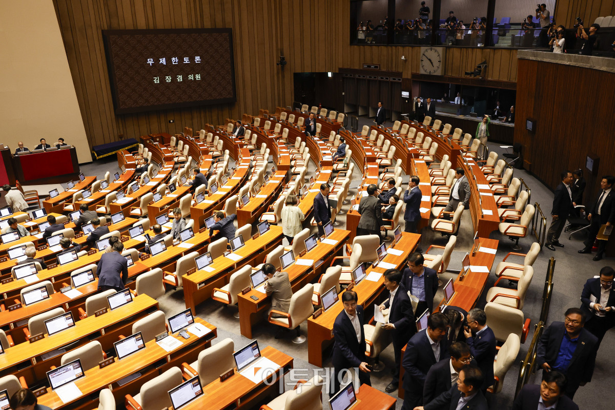 ▲5일 서울 여의도 국회 본회의에서 방송문화진흥회법 일부개정법률안에 대한 김장겸 국민의힘 의원의 무제한토론(필리버스터)이 시작되자 여당 의원들이 퇴장하고 있다. 조현호 기자 hyunho@
