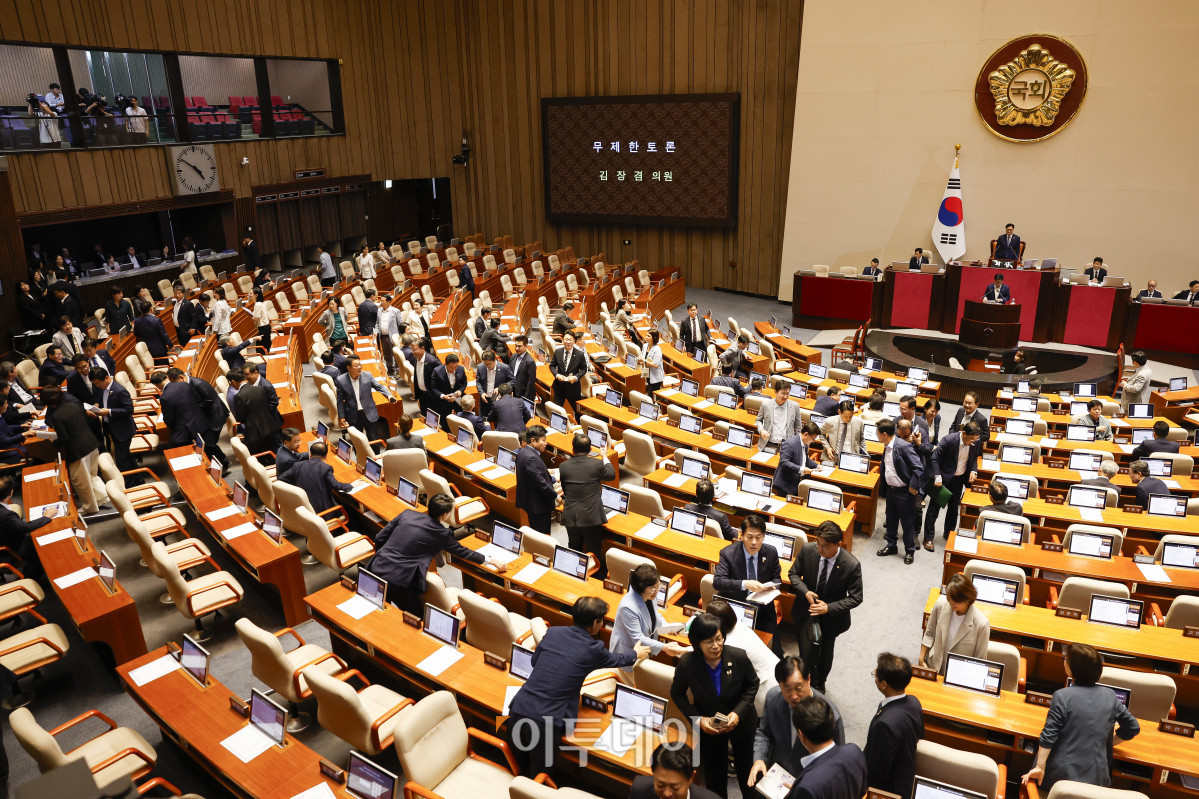 ▲5일 서울 여의도 국회 본회의에서 방송문화진흥회법 일부개정법률안에 대한 김장겸 국민의힘 의원의 무제한토론(필리버스터)이 시작되자 여당 의원들이 퇴장하고 있다. 조현호 기자 hyunho@