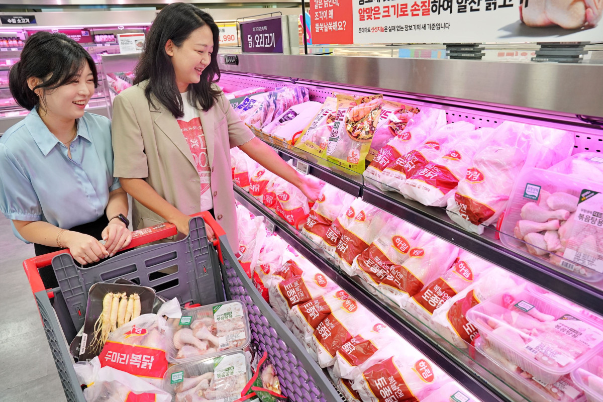 ▲서울시 송파구에 있는 롯데마트 제타플렉스 잠실점 축산 매대에서 직원들이 '백숙용 닭' 상품을 구매하고 있다. (사진제공=롯데마트)