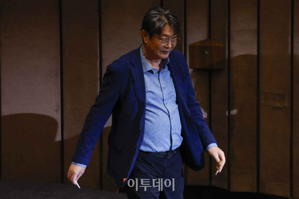 ▲차명 주식거래 의혹을 받는 더불어민주당 이춘석 의원이 5일 서울 여의도 국회 본회의에 출석해 방송법 개정안에 대한 기표를 한 뒤 투표함으로 이동하고 있다. 조현호 기자 hyunho@