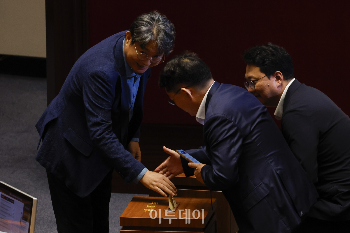 ▲차명 주식거래 의혹을 받는 더불어민주당 이춘석 의원이 5일 서울 여의도 국회 본회의에 출석해 방송법 일부개정법률안 관련 필리버스터 종결 동의를 표결하는 투표를 하고 있다. 조현호 기자 hyunho@