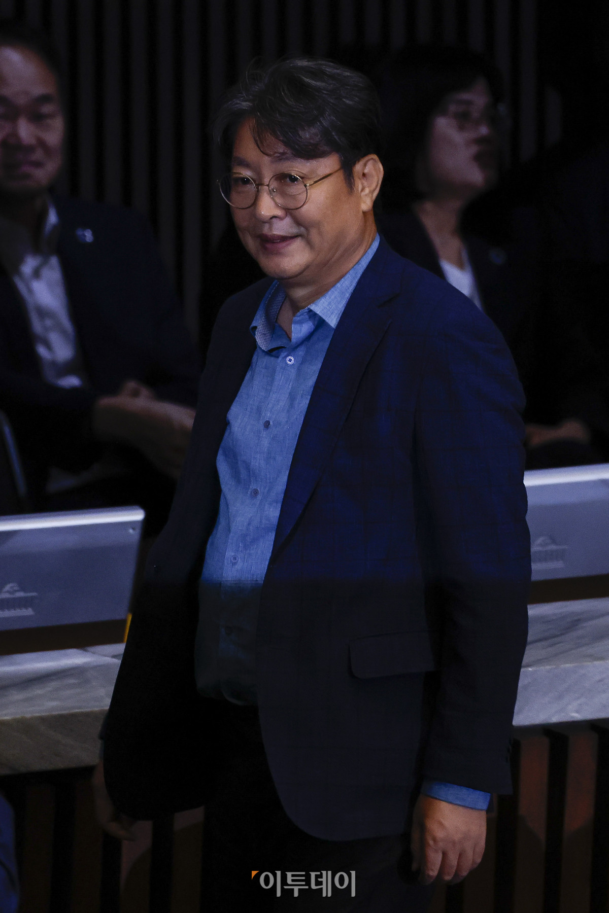 ▲차명 주식거래 의혹을 받는 더불어민주당 이춘석 의원이 5일 서울 여의도 국회 본회의에 출석해 방송법 일부개정법률안 관련 필리버스터 종결 동의를 표결하는 투표를 마친 후 자리로 이동하고 있다. 조현호 기자 hyunho@