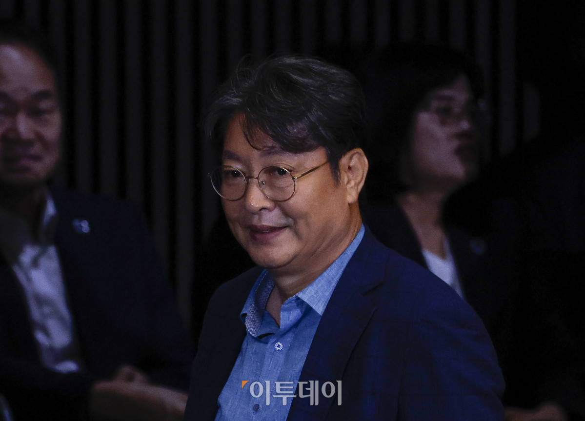 ▲차명 주식거래 의혹을 받는 더불어민주당 이춘석 의원이 5일 서울 여의도 국회 본회의에 출석해 방송법 일부개정법률안 관련 필리버스터 종결 동의를 표결하는 투표를 마친 후 자리로 이동하고 있다. 조현호 기자 hyunho@