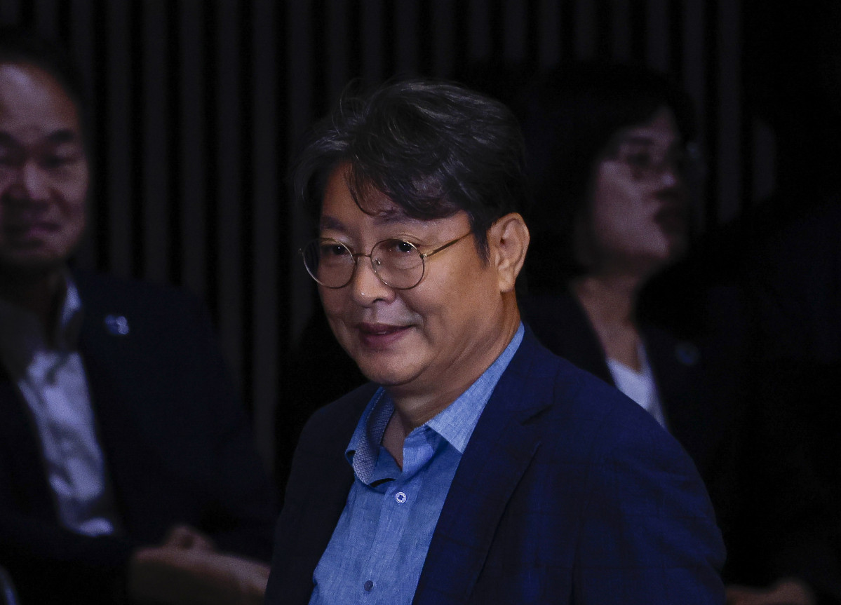 ▲차명 주식거래 의혹을 받는 더불어민주당 이춘석 의원이 5일 서울 여의도 국회 본회의에 출석해 방송법 일부개정법률안 관련 필리버스터 종결 동의를 표결하는 투표를 마친 후 자리로 이동하고 있다. 조현호 기자 hyunho@