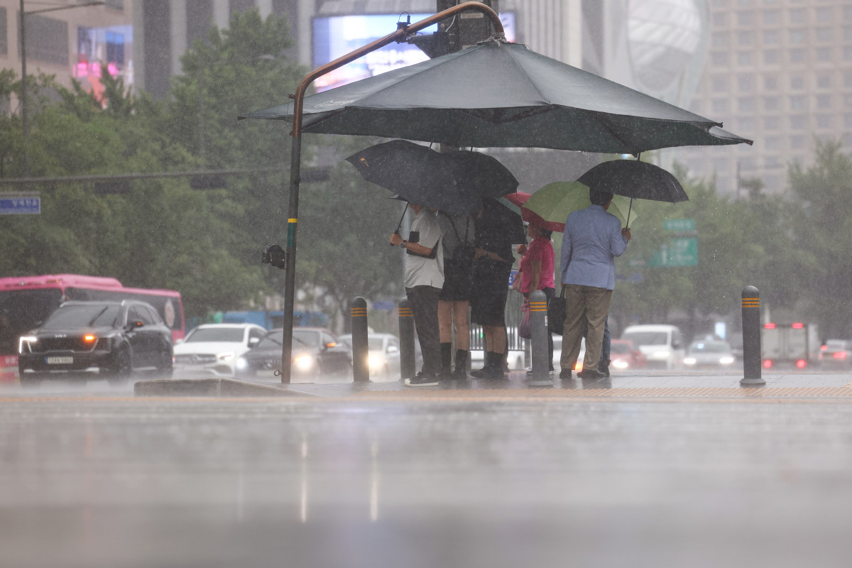 ▲서울 전역에 호우주의보가 내린 6월 20일 서울 종로구 광화문 네거리에서 우산을 쓴 시민들이 신호를 기다리고 있다. (연합뉴스)