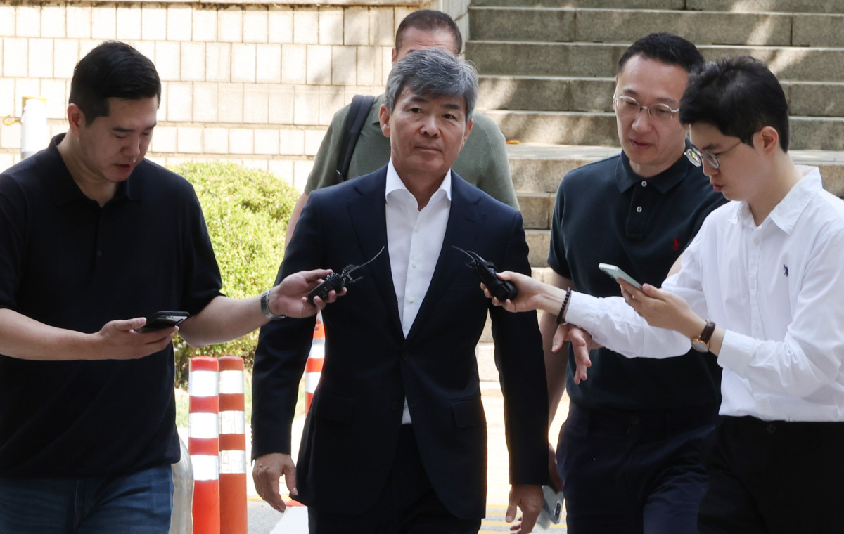 ▲김건희 여사의 최측근으로 알려진 이종호 전 블랙펄인베스트 대표가 5일 영장실질심사를 받기 위해 서울중앙지법에 출석하고 있다. 이 전 대표는 도이치모터스 1차 주가조작 주포인 이정필씨로부터 25차례에 걸쳐 8천여만원을 받고 그가 형사재판에서 실형 대신 집행유예를 선고받을 수 있도록 힘써주겠다고 말한 혐의를 받고 있다. 2025.8.5    cityboy@yna.co.kr/2025-08-05 10:28:48/<저작권자 ⓒ 1980-2025 ㈜연합뉴스. 무단 전재 재배포 금지, AI 학습 및 활용 금지> (연합뉴스)