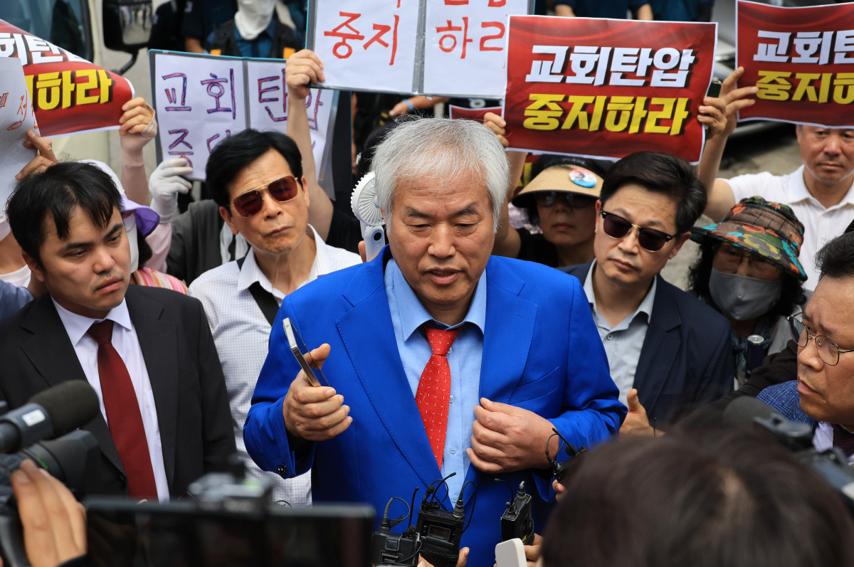 ▲경찰이 올해 1월 발생한 서울서부지법 폭력 난동 사태에 연관됐다는 의혹을 받는 전광훈 목사와 사랑제일교회에 대해 압수수색에 나선 5일 서울 성북구 사랑제일교회에서 나온 전광훈 목사가 발언하고 있다. 2025.8.5 jjaeck9@yna.co.kr/2025-08-05 12:52:09/<저작권자 ⓒ 1980-2025 ㈜연합뉴스. 무단 전재 재배포 금지, AI 학습 및 활용 금지> (연합뉴스)